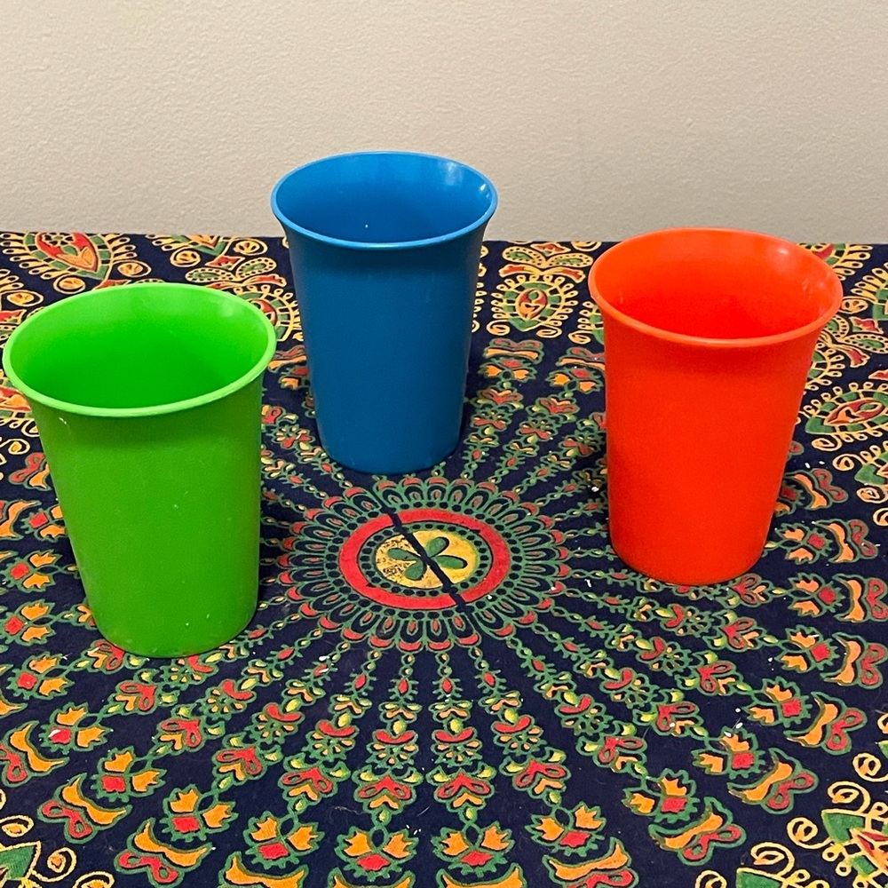 Vintage Tupperware kids 3pc cup set. EUC!